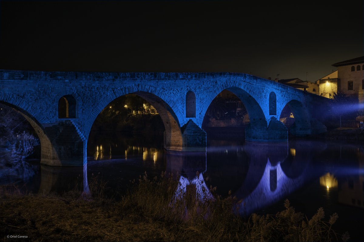 VisitNavarra's tweet photo. 💫 Cuenta la leyenda que desde la Edad Media las personas peregrinas se guiaban por las estrellas para ir a Santiago.

Como este año es #MiXacobeo2021, iluminamos lugares emblemáticos del #CaminodeSantiago.

📸 Puente la Reina en esta imagen https://t.co/AHCU8f8fcY