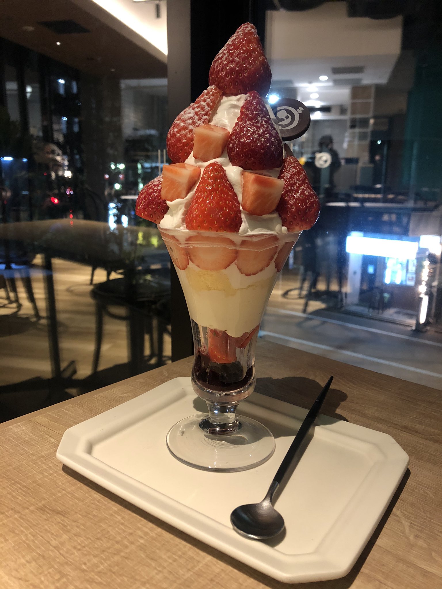 斧屋 おのや ダカフェ恵比寿にて 上から苺パフェ 今年のパフェ納め 苺 生クリーム カスタード スポンジ ベリーソース ショートケーキをパフェにしたような感じですが思ったより甘過ぎず フルーツサンドで有名なこともあり 苺がおいしい 年末