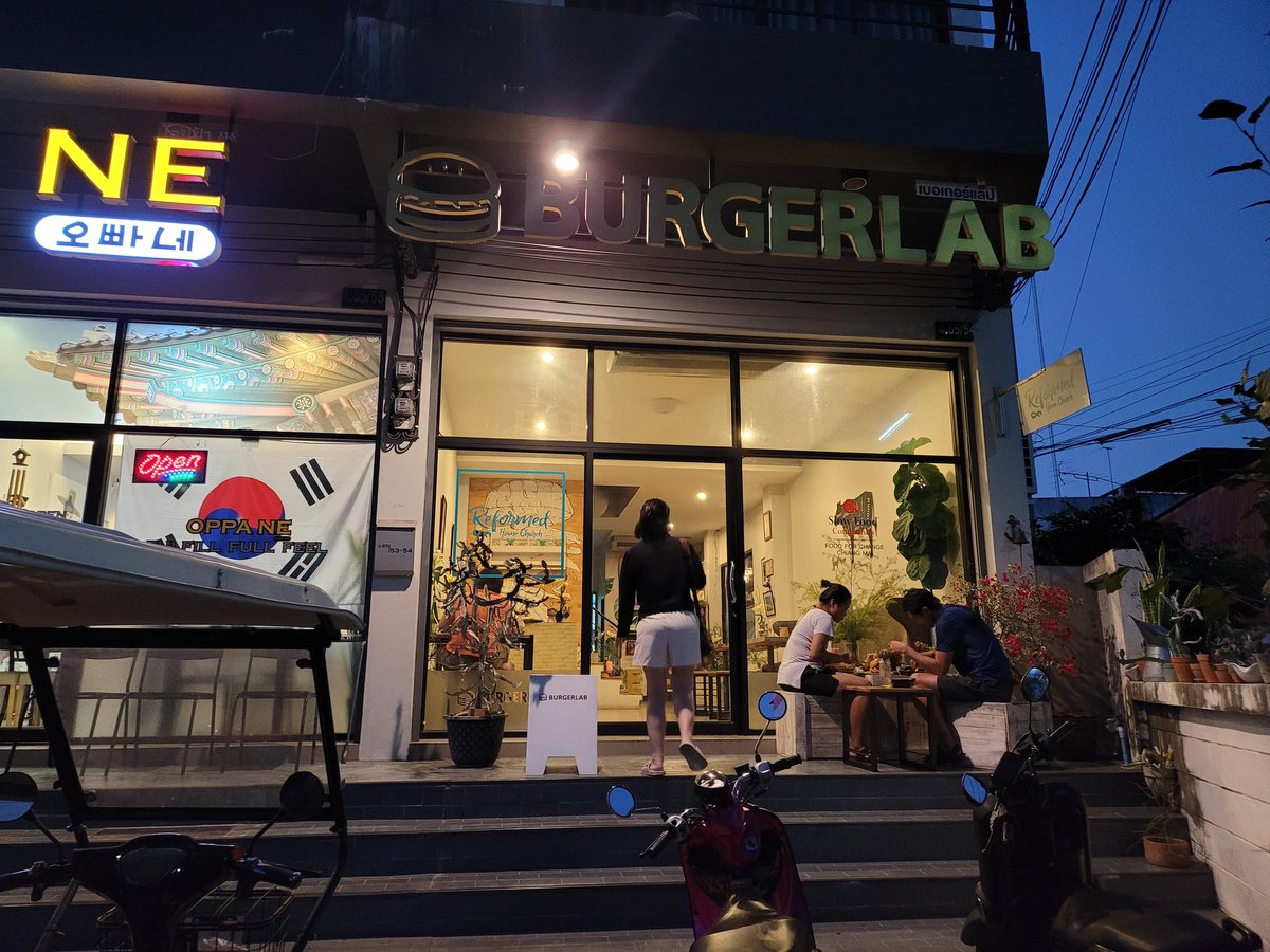 kafaak's tweet image. มื้อเย็นฝากท้องกับร้าน #BurgerLab ที่ #นครสวรรค์ ร้านจัดดูดี อาหารอร่อย ราคาก็ประมาณนึง แนะนำว่ามีโอกาสก็แวะมา แต่ควรมีรถส่วนตัวนะ ร้านปิดสองทุ่ม #triptwt