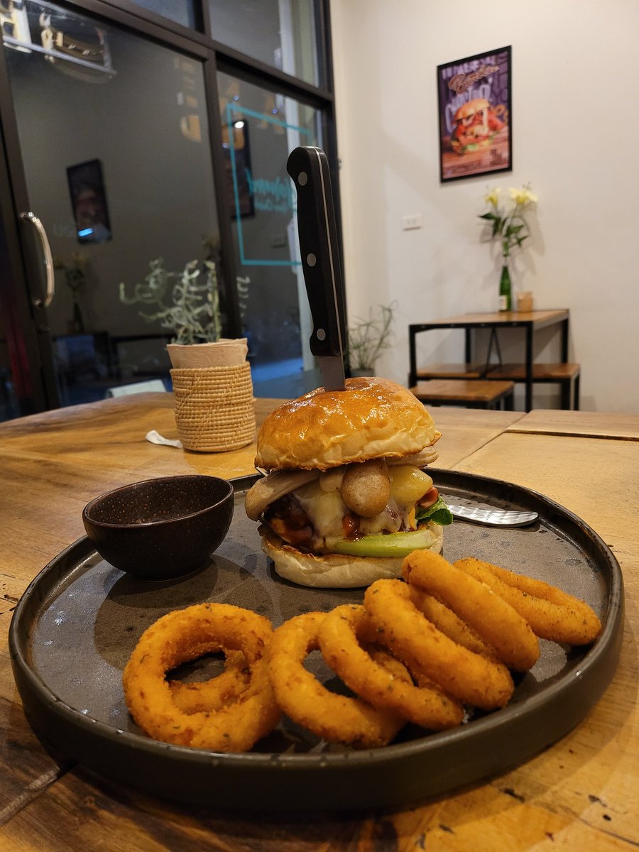 kafaak's tweet image. มื้อเย็นฝากท้องกับร้าน #BurgerLab ที่ #นครสวรรค์ ร้านจัดดูดี อาหารอร่อย ราคาก็ประมาณนึง แนะนำว่ามีโอกาสก็แวะมา แต่ควรมีรถส่วนตัวนะ ร้านปิดสองทุ่ม #triptwt