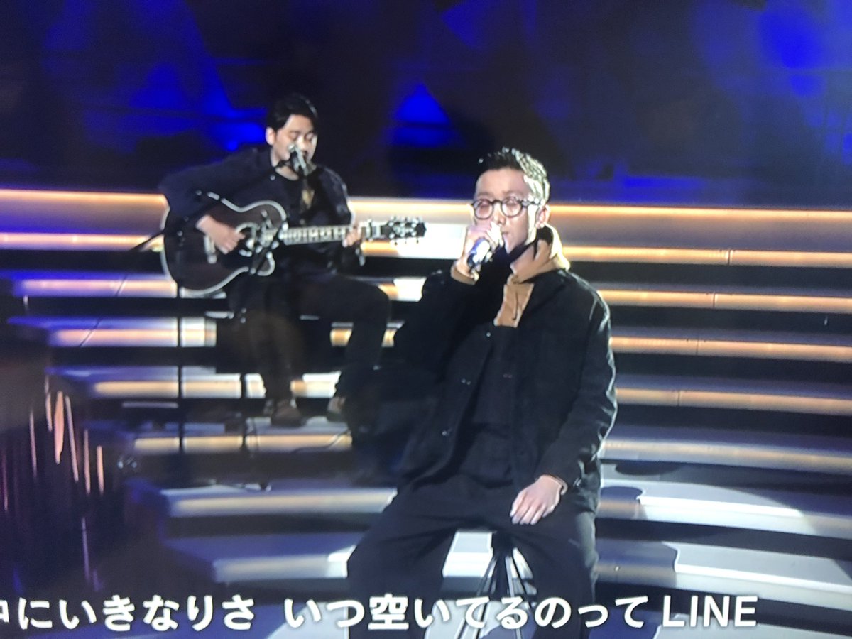 匂わせツイート 紅白タグまで付け 行ってきまーす と瑛人のギター画像有りのツイート しかし本番では後ろの演奏者含め使われない事にツッコミが Togetter