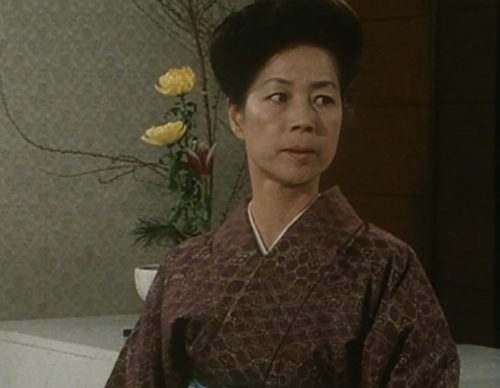 渡る世間の片隅で 姪の千代にビンタをお見舞いした秀子が一発では物足りず 二発目を放とうとしたところ 上月光に背後から制止された一幕 演者は原知佐子さん 大映ドラマビンタ 画像 大映テレビ 花嫁衣裳は誰が着る 第1話 すべてはあの崖から始まった