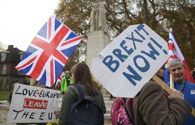 Pour rappel le BREXIT, ou le projet de sortie du Royaume-Uni de l'UE , a débuté avec le référendum du 23 juin 2016, qui a vu la victoire du camp désirant quitter l'UE à 51,9 %. Le projet a été repoussé plusieurs fois, faute d'accord entre l'UE, le Gouv. & Parlement 