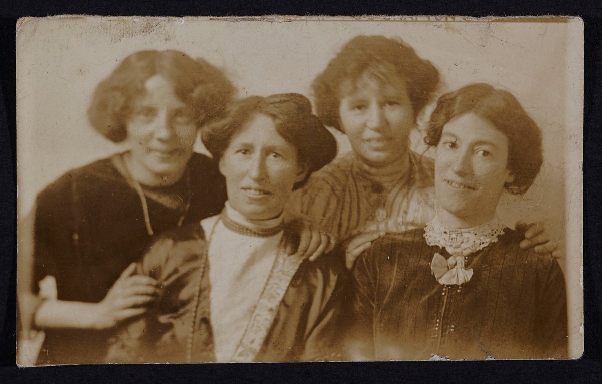 THREAD1/5Each of these fantastic  #women warrants a post of her own, but this photograph, held by the  @NLIreland, is too great not to post here. Look what great friends they were!  #IrishWomenInHistory  #NollaigNamBan  #IrishWomen  #IrishHistory