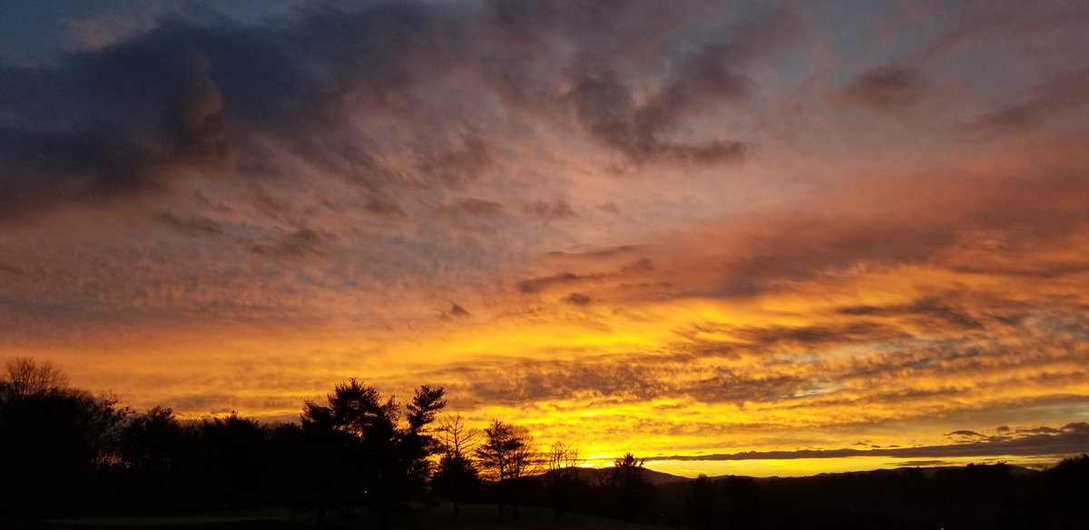 hvccturf's tweet photo. Fitting sunrise on this last day of 2020.  Be safe and have a great 2021 https://t.co/0zRfU9GnJS