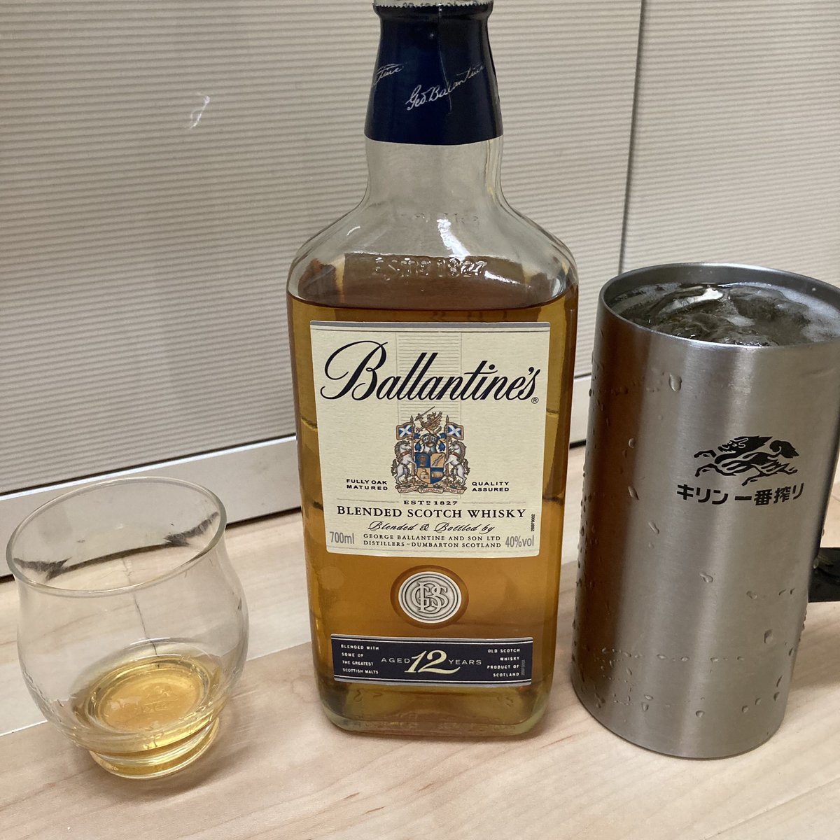 c 今年最後のボトルはバランタイン12年 旧ラベル 箱入り完全な状態で 後列の箱からチョイス やっぱうまい ハイボールとストレートを同時に Twlc