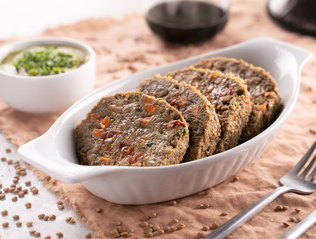 veganly_it's tweet photo. Con un'idea per il #cenone di questo #Capodanno molto particolare, vi auguro un nuovo anno più facile di quello che abbiamo appena trascorso! Su Veganly trovate tante #ricette #vegan tra cui questo polpettone di lenticchie di @Giulia_Giunta 😋 https://t.co/YasQDyHQ1V https://t.co/mTD8Xejeq2