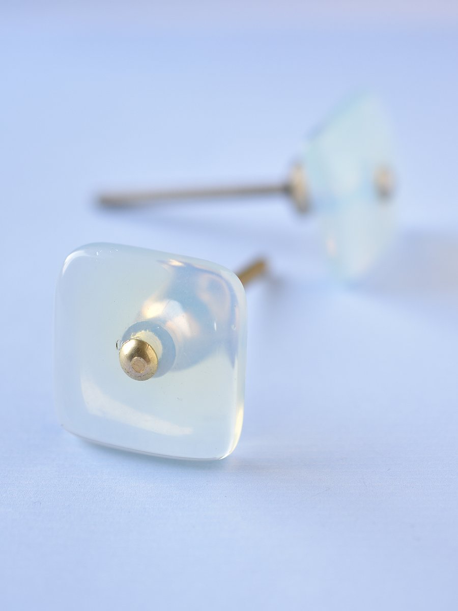 Knobco's tweet photo. White Glass Agate cabinet knob
.
.
Say Hello to 2021 with this beautiful Agate Transparent Cabinet Knob perfectly designed by a skilled artist.
.
Shop-https://t.co/LyFXKDMBfw
.
#knobco #homedecor #NewYearsEve  #interior #knob #vintage https://t.co/LP86fc5QH5