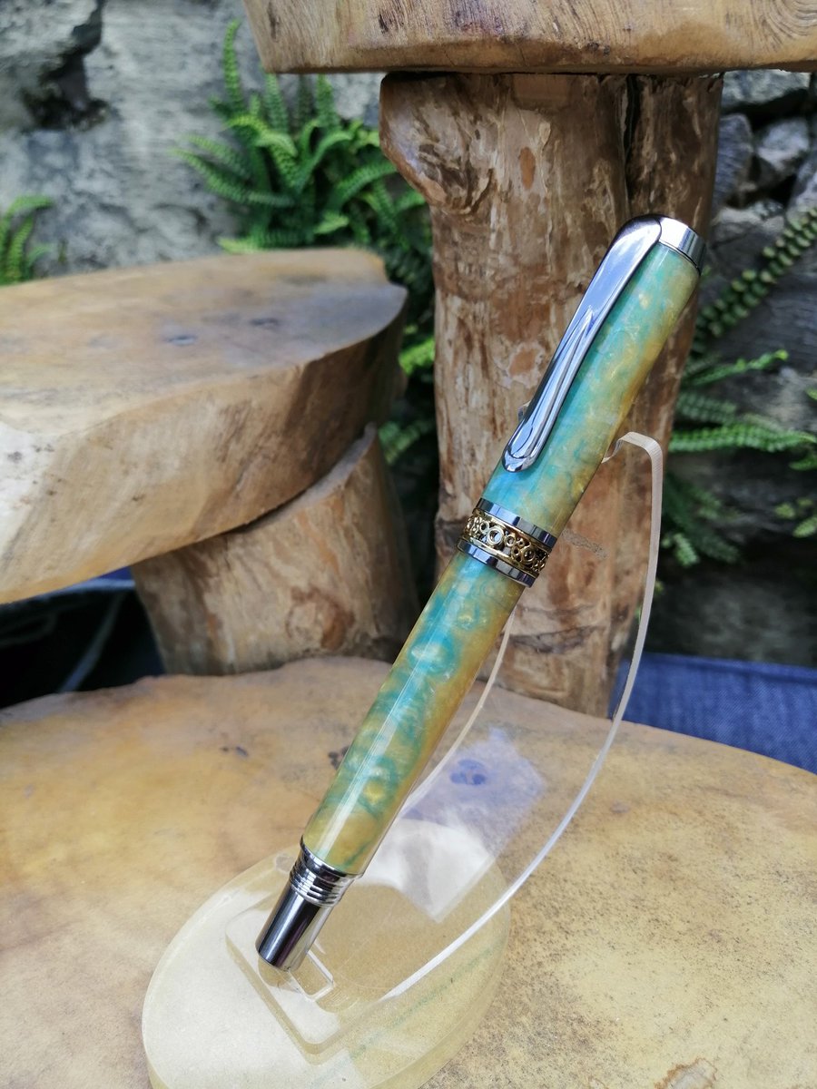 beaupensuk's tweet photo. Hi Everyone 
Handmade Fountain Pen all Handcrafted by @beaupensuk in our Lancashire workshop
https://t.co/m1gYtliSEE 
Comes with converter for bottled ink but can use cartridges 
Thank you for looking and have a Happy New Year from Beau Pens https://t.co/cQ3vmNrpiu