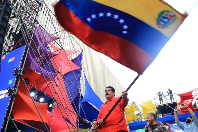 mippci_ven's tweet photo. #31Dic| 🇻🇪🎄¡ETIQUETA DEL DÍA! ⏩
#2020DeTriunfoYPaz
Somos un pueblo unido que no tiene límites, llenos de amor, compromiso, lealtad y esmero ante cualquier adversidad. Este año nos deja una gran enseñanza y nos impulsa a ser mejores en 2021. ¡Venezuela está de pie y en Paz! https://t.co/OISJsjx7JX