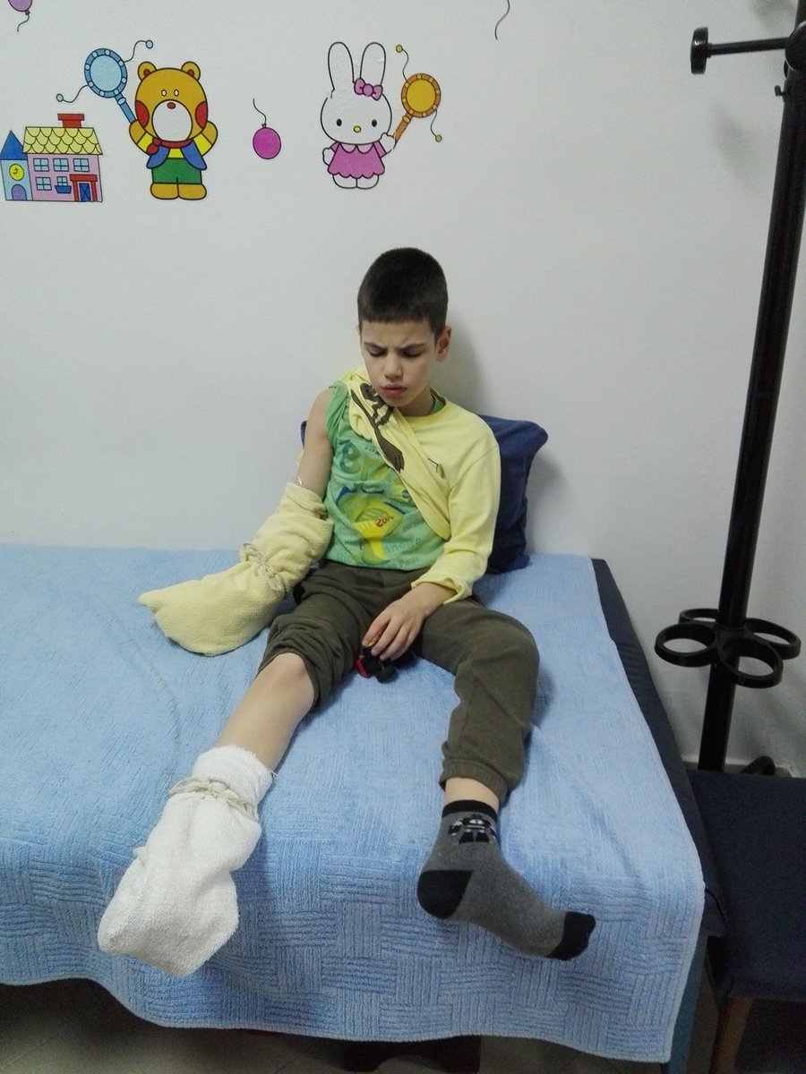 Moj decak mora da nastavi dalje!
Tumor u mozgu koji je ostao i molim Boga da miruje!
Ostao Slep posle operacije!
Barem ovu desnu stranu tela da mu osposobim da mu stanje Ne ode na gore!
SMS 118 na 3030....Hvala
ON NE MOZE BEZ VAS!PLS RT