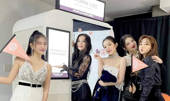 baechui403's tweet photo. IRENE IS BACK!!! WENDY IS BACK!!! AND RED VELVET OT5 IS BACK!!!
❤💛💙💚💜
 #RedVelvet
#IRENEISBACK #WENDYISBACK #redvelvetisback
#redvelvetOt5
#SMTOWN_LIVE_Culture_Humanity 
#SMTOWN_LIVE https://t.co/7oQ2Kr6ttx