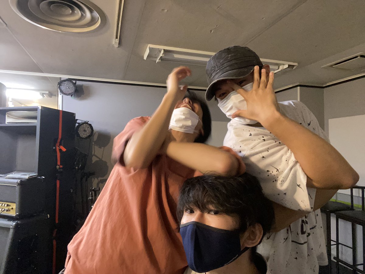 2020の3月から活動を始めて約9ヶ月全くライブをしてこないというよくわからないバンドになりましたが2021年春からはバリバリいろんなことしていきたいです！愛してくれてありがとう！宮田いないけど裏垢レコの写真です！良いお年を！！！！

やぐち