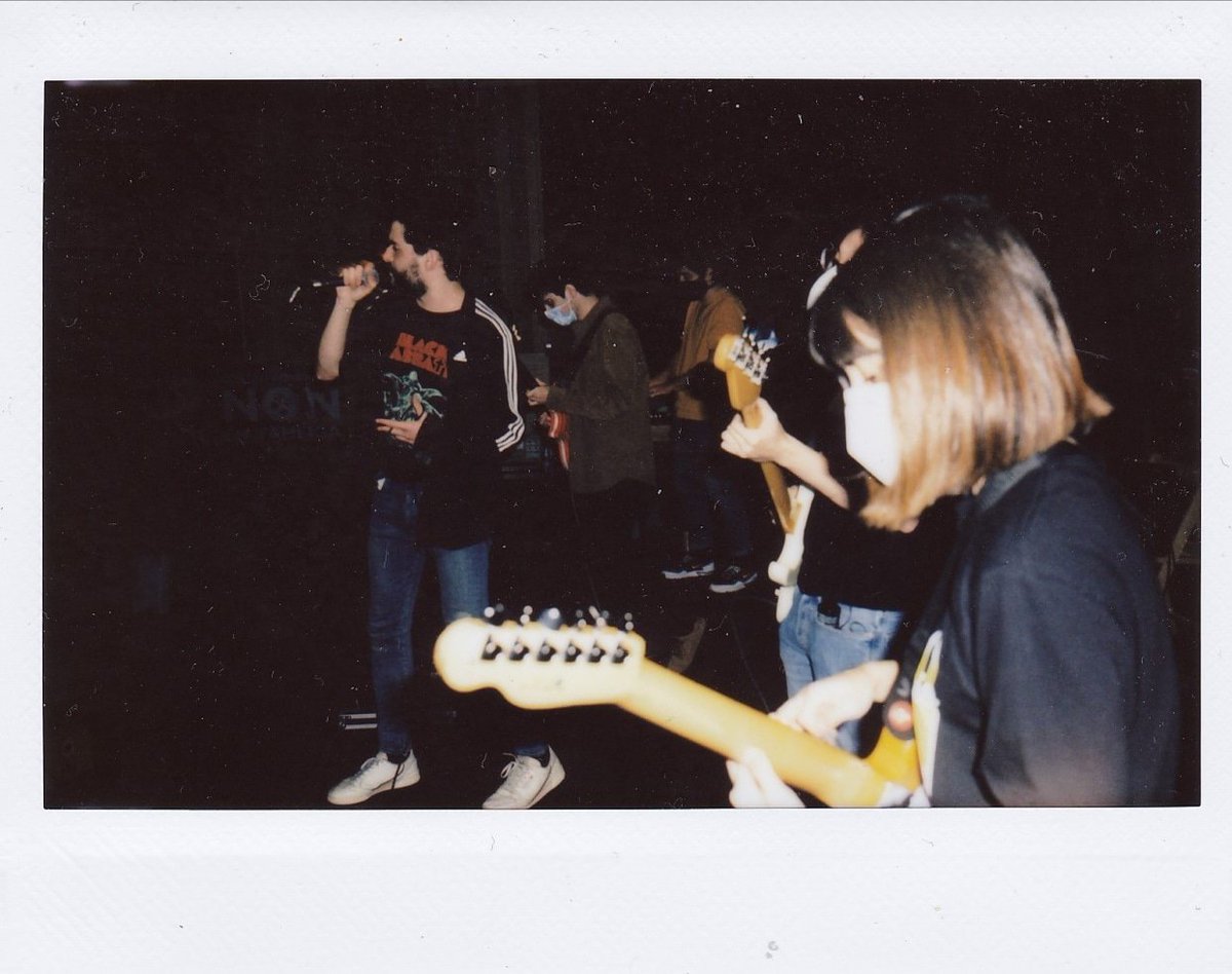 Aquí unha foto do único concerto deste ano. A 2021 solo lle pedimos vernos un pouco máis, poder ensaiar e facer cancións xuntos, que é o que máis nos gusta.

Apertas e saúde para todas, oxalá poder vernos pronto e estrear as cancións novas en directo!! Feliz ano 🥂💞