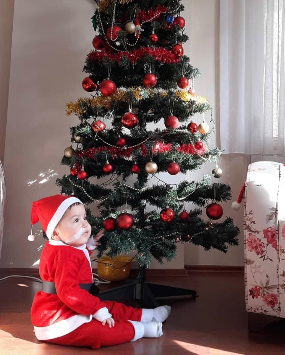 savemertadrian's tweet photo. Yeni yılınız kutlu olsun.Yeni yıldan beklentimiz Mert Adrian'in Amerika'da tedavisini aldığı, sağlığına kavuştuğu günleri görmek.... Happy new year.  
Our expectation from the new year is to see the days when Mert Adrian was treated in Boston and recovered. Happy New Year🎄🎅🎊🎉 https://t.co/RBNYjJXTqc