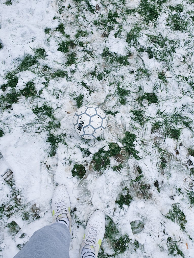 AnnaBroadie's tweet photo. No football
No gym
No problem 
#tier4 #jumprope #skipping #football #snow #practiceisprogress #HappyNewYear https://t.co/5GupWJjzrj