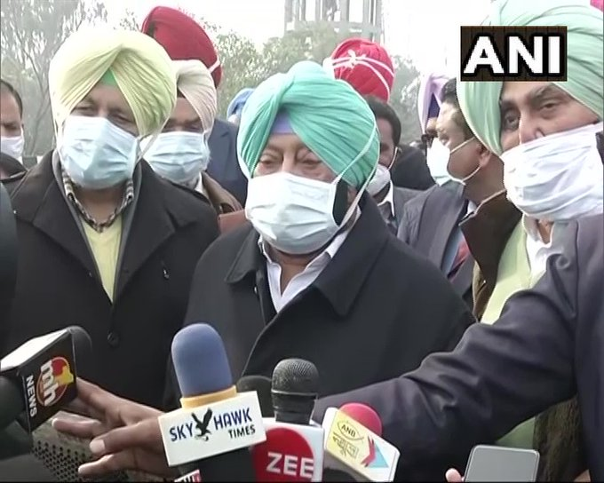 indiaaheadhindi's tweet photo. क्या हम किसानों के लिए जिम्��ेदार हैं,संसद में बिल किसने पास किए?अगर आप किसानों की सोच को सामने नहीं रखोगे तो ऐसी ही घटनाएं होंगी।टाॅवर अब काफी हद तक नियंत्रण में हैं:पंजाब में मोबाइल टाॅवरों में हुई तोड़फोड़ पर मुख्यमंत्री कैप्टन अमरिंदर सिंह #JioTowers #jiotower #FarmersProtest https://t.co/csvxLiRfC1