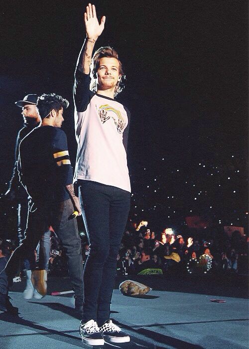 Louis Tomlinson wearing this shirt~a thread~