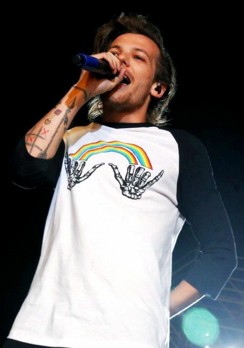 Louis Tomlinson wearing this shirt~a thread~
