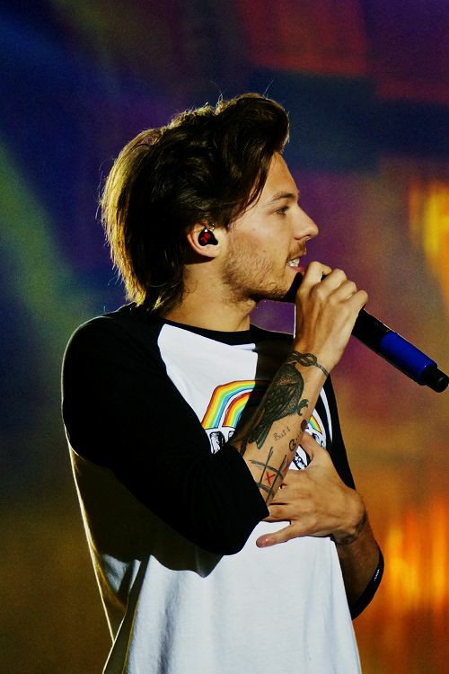 Louis Tomlinson wearing this shirt~a thread~