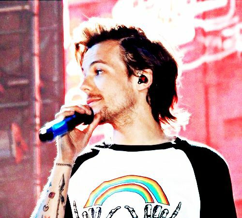 Louis Tomlinson wearing this shirt~a thread~
