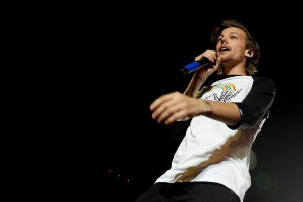 Louis Tomlinson wearing this shirt~a thread~