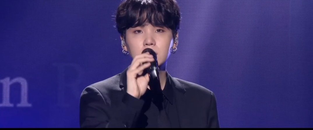 cosmosbang's tweet photo. O YOONGI APARECEU VÉI EU TÔ SEM ACREDITAR ATÉ AGORA COMO QUE A BIGHIT SOLTA ELE ASSIM DE REPENTE TEM GENTE QUE MORRE SABIA https://t.co/zGUwUmViS6