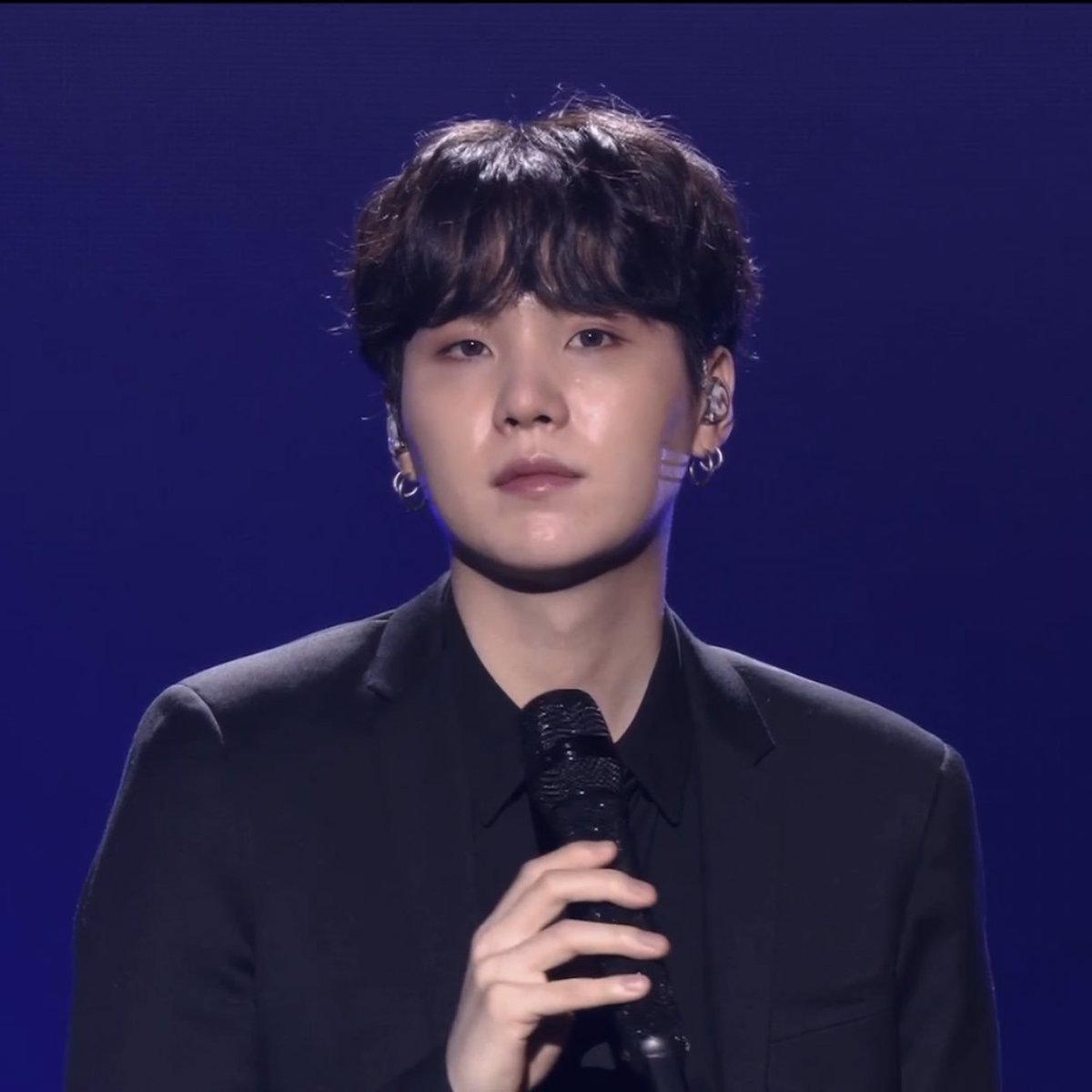 btsgaveme2wings's tweet photo. 📝TRADUCCIÓN:

             • Discurso de Min Yoongi de @BTS_twt •
               (Concierto New Year's Eve Live 2021)

🐱: A menudo, yo me pregunto si el día de hoy sería una mejor persona si hubiera conocido a mi antiguo yo; puede sonar como un sueño (...) https://t.co/FDm84O4Kb3