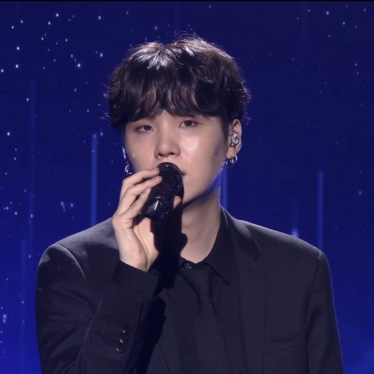 btsgaveme2wings's tweet photo. 📝TRADUCCIÓN:

             • Discurso de Min Yoongi de @BTS_twt •
               (Concierto New Year's Eve Live 2021)

🐱: A menudo, yo me pregunto si el día de hoy sería una mejor persona si hubiera conocido a mi antiguo yo; puede sonar como un sueño (...) https://t.co/FDm84O4Kb3