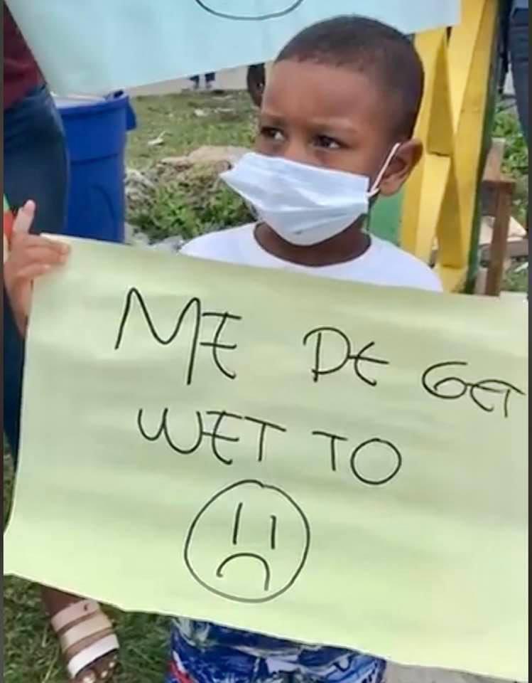 BushHoward's tweet photo. ⁦@infopresidencia⁩ ME ESTOY MOJANDO, dice damnificado de Providencia. Después de 43 días del paso del huracán Iota muchos aún se mojan cuando lluvia porque no tienen donde resguardarse. Esta época es de intensas lluvias. https://t.co/nk34LQYYDi