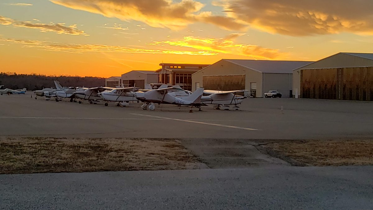 garyweissel's tweet photo. #TerminalBuildingThursday Caught this wonderful sunset this week at KCNI....sunset and sunrise flights are by far my favorite! (the terminal is nestled in between all the hangars...๐) https://t.co/8n7HQhRnvw