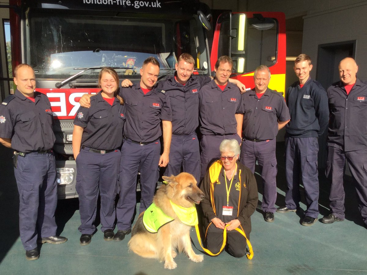 loishyett's tweet photo. Wishing all working in the #999services and especially Orpington @LondonFire a very happy safe and healthy 2021 https://t.co/0TeeEmRnx9