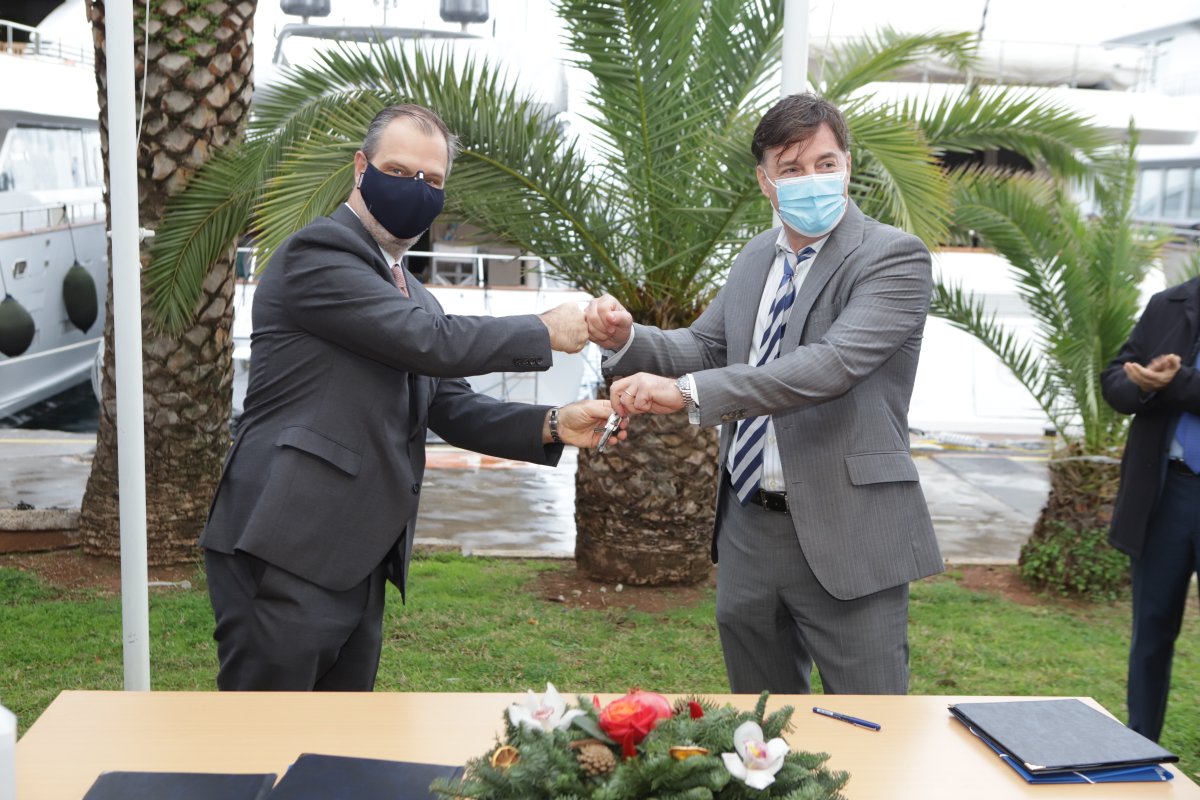 HellenicPPC's tweet image. Υπεγράφη το πρωτόκολλο παράδοσης-παραλαβής της Μαρίνας Αλίμου μεταξύ ΕΤΑΔ Α.Ε. και νέου παραχωρησιούχου. 
bit.ly/3aV0kfs #etad #hppc #investment #ΤΑΙΠΕΔ 
@Stef_VLASTOS @cstaikouras @AdonisGeorgiadi @htheoharis