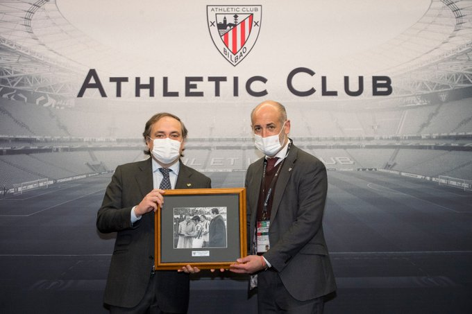 👏 Eskerrik asko <a href="/AthleticClub/">Athletic Club</a>! 

💙 Precioso detalle. Gaztelu, beti gogoan.

#AthleticRealSociedad #AurreraReala
