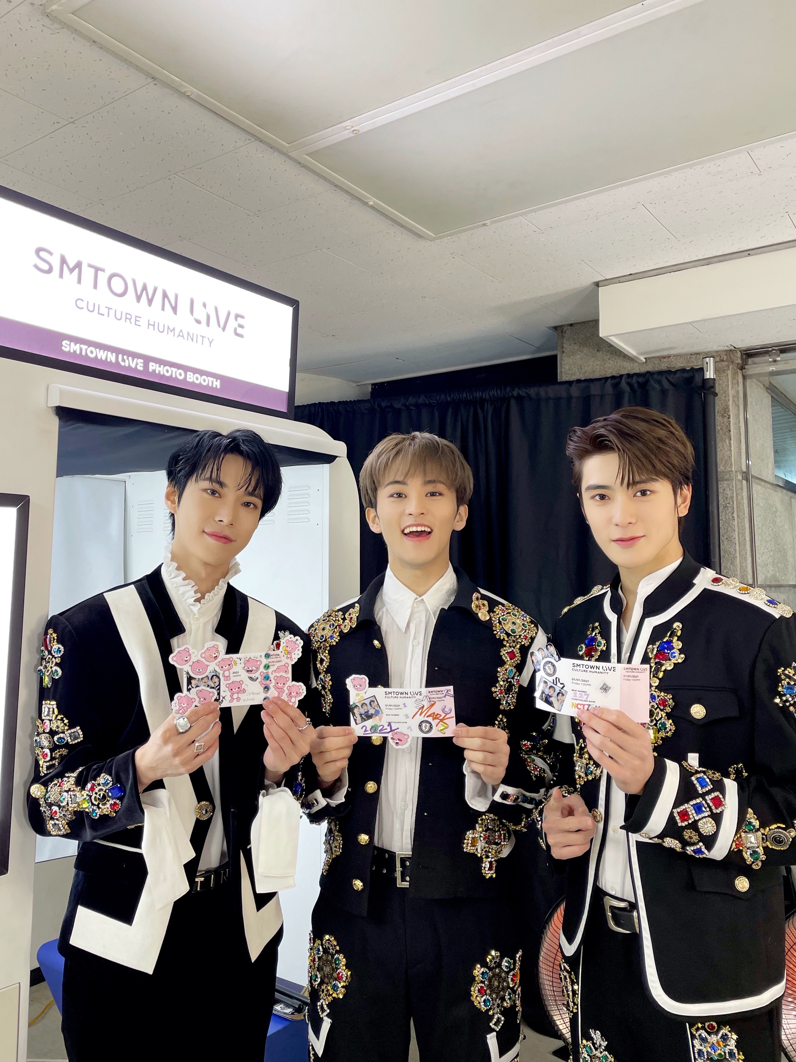 NCT127 - NCT127 公式スローガン 2017 SMTOWN LIVE VI Seoul GhBa0KibwAAB3Ck.jpg