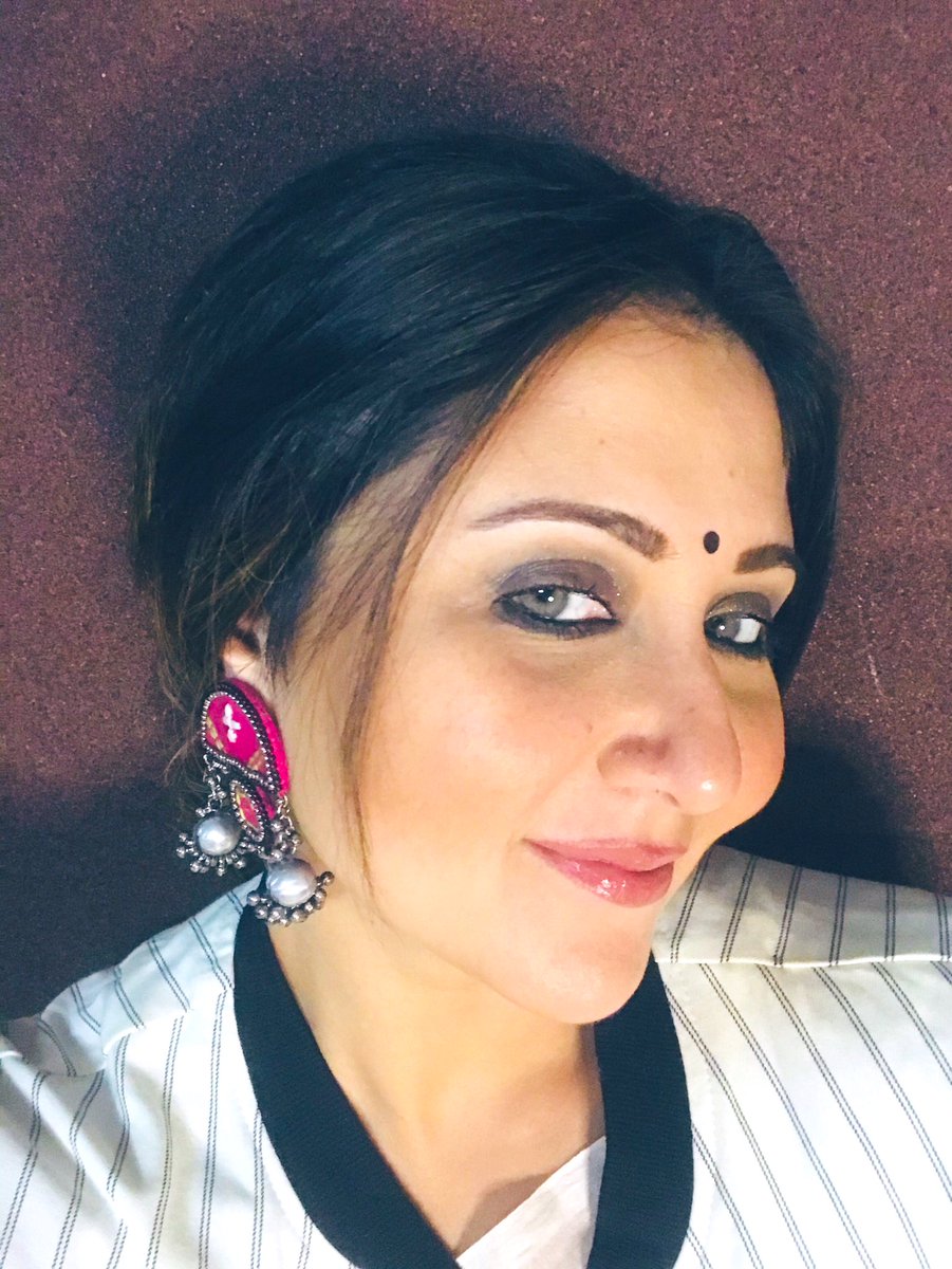 swastika24's tweet photo. Promotions keep happening online &amp; doing #shajuguju for zoom calls is   what #2020 taught me &amp; i am a good student.  I’ll score high on #2020ReportCard (in this at least) 
What say ?! https://t.co/ggVForzzcf