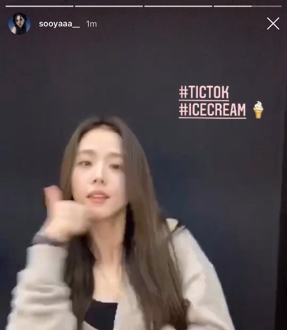 Jisoo and Jennie’s connected mind “tictok” 