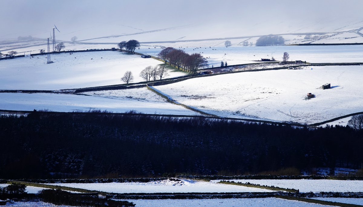 Nico1ame's tweet photo. Lovely pockets of light on the fields above Holmfirth today #HadeEdge #Holmfirth #snow #mistrollingin @Hudsonweather https://t.co/3fhEo0ahB7