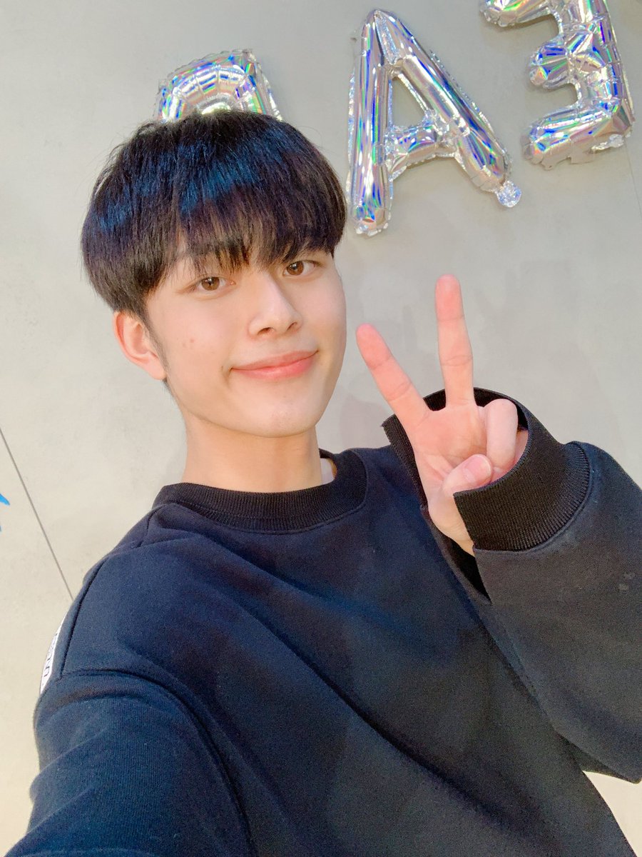 [#유선호] 고맙다는 말로 시작할게요 너무 고마워요❤ 우리 함께한 약 4년 동안 행복만 했다면 사실 거짓말인데 힘든 순간도 여러분! 내 사람들 덕분에 힘낼 수 있었어요 내 인생에 들어와줘서 너무 고맙고 미안한 것도 너무 많고 2021년에는 우리 더 자주봐요💛 함께 해줘서 너무너무 고마워!!💚