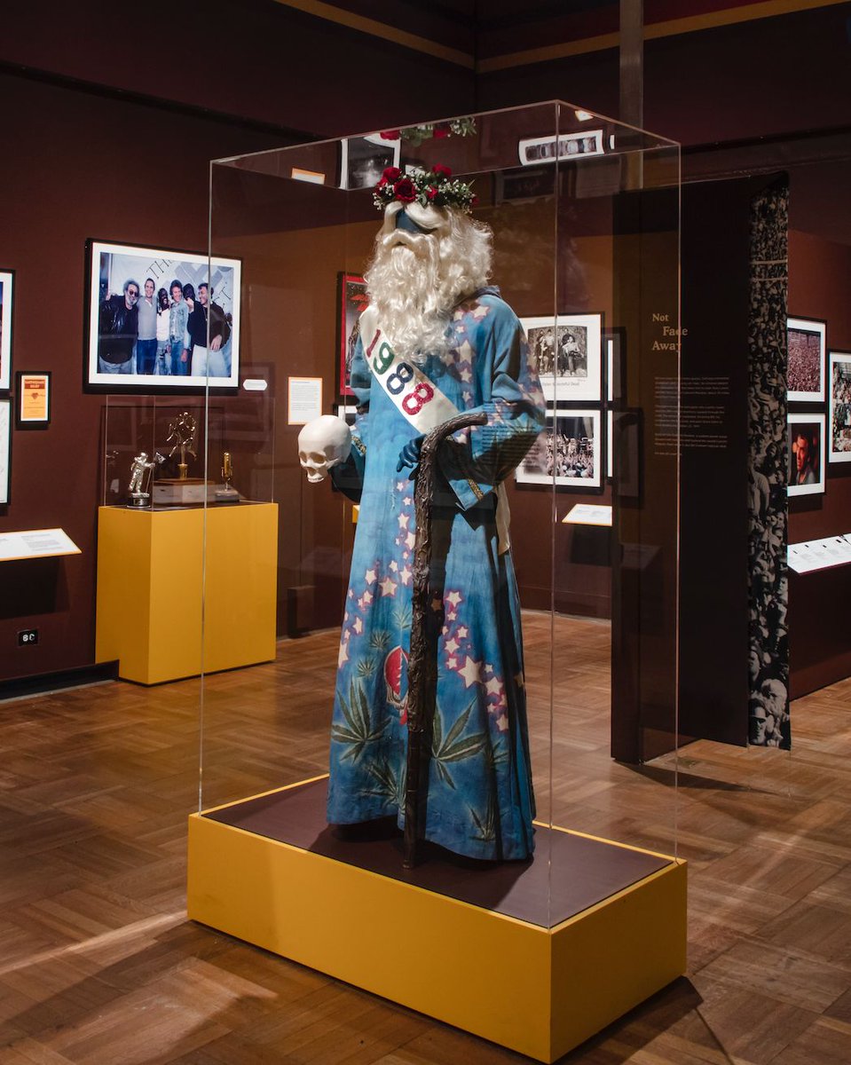 NYHistory's tweet photo. Nobody threw a #NewYearsEve bash like concert promoter Bill Graham. 🍾 🎶 🍄
Graham dressed up as “Father Time” and make his entrance at midnight to mark the start of the new year.
Visit today & this weekend to see #BillGrahamRocks: https://t.co/R4FCqXDHNT https://t.co/fHfFJu8DMB