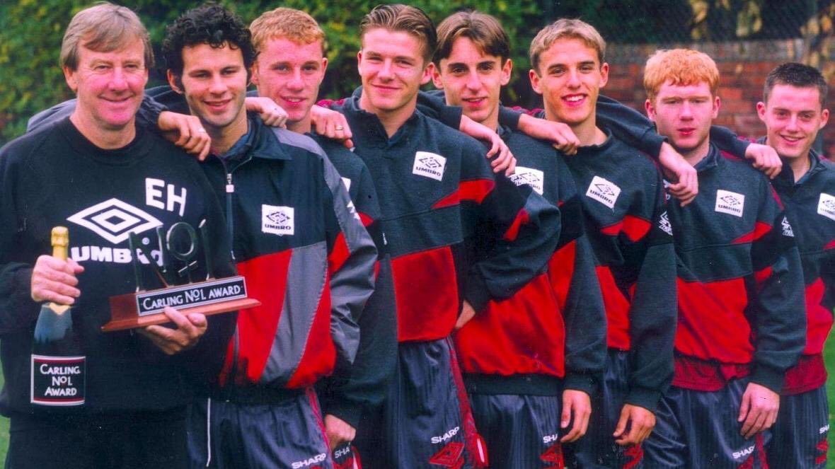 The class of 92 Ryan Giggs, Nicky Butt, David Beckham, Gary & Phil Neville, Paul Scholes, Terry Cooke...Le symbole de la réussite de Sir Alex Ferguson qui n’hésitait pas à miser sur la jeunesse provenant d’une académie riche en talents ! #MUFC