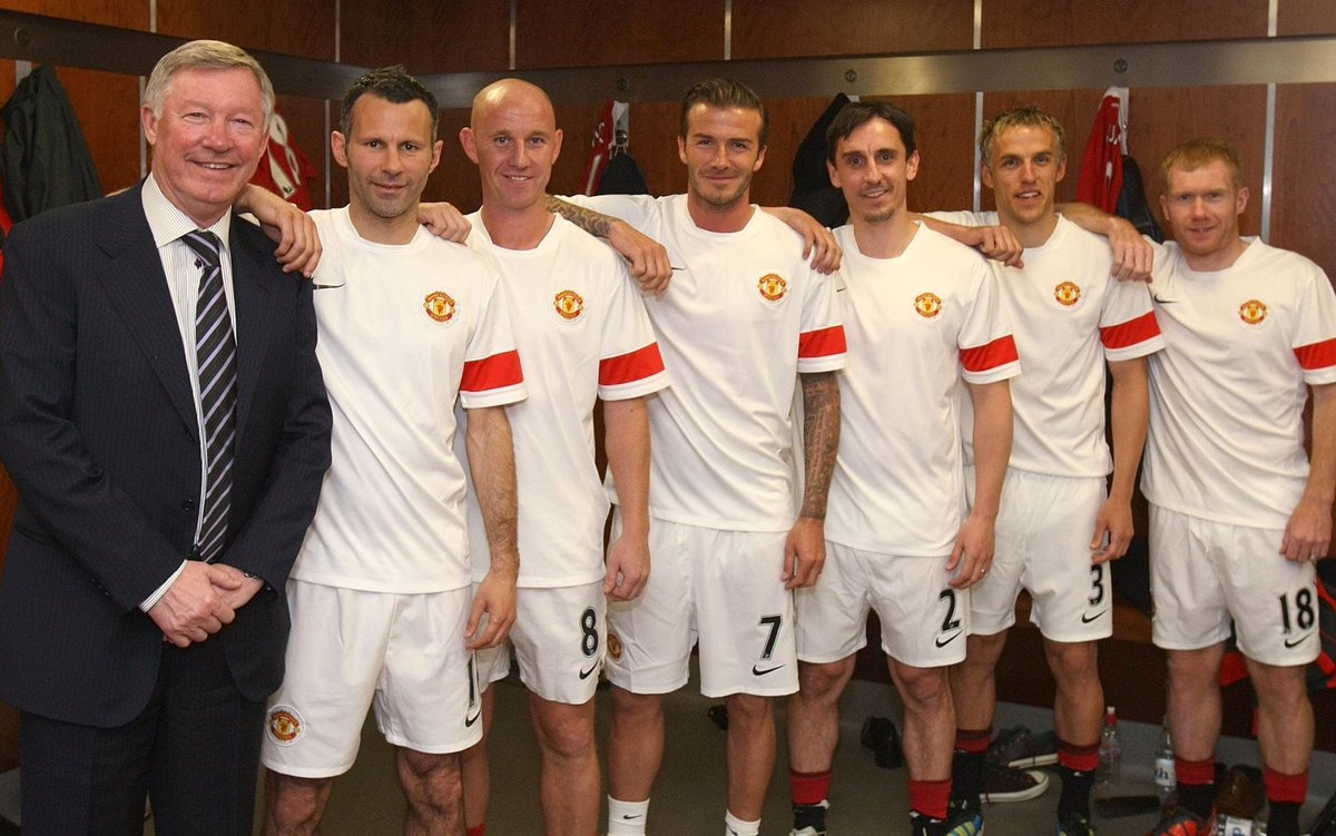 The class of 92 Ryan Giggs, Nicky Butt, David Beckham, Gary & Phil Neville, Paul Scholes, Terry Cooke...Le symbole de la réussite de Sir Alex Ferguson qui n’hésitait pas à miser sur la jeunesse provenant d’une académie riche en talents ! #MUFC