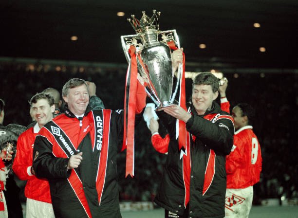 1992-1993Le premier de ses 13 titres en Premier League ! 26 ans après le dernier du club ! Un titre remporté dans le Fergie Time grâce notamment à une victoire face à Sheffield Wed. et un doublé de Bruce !  #MUFC