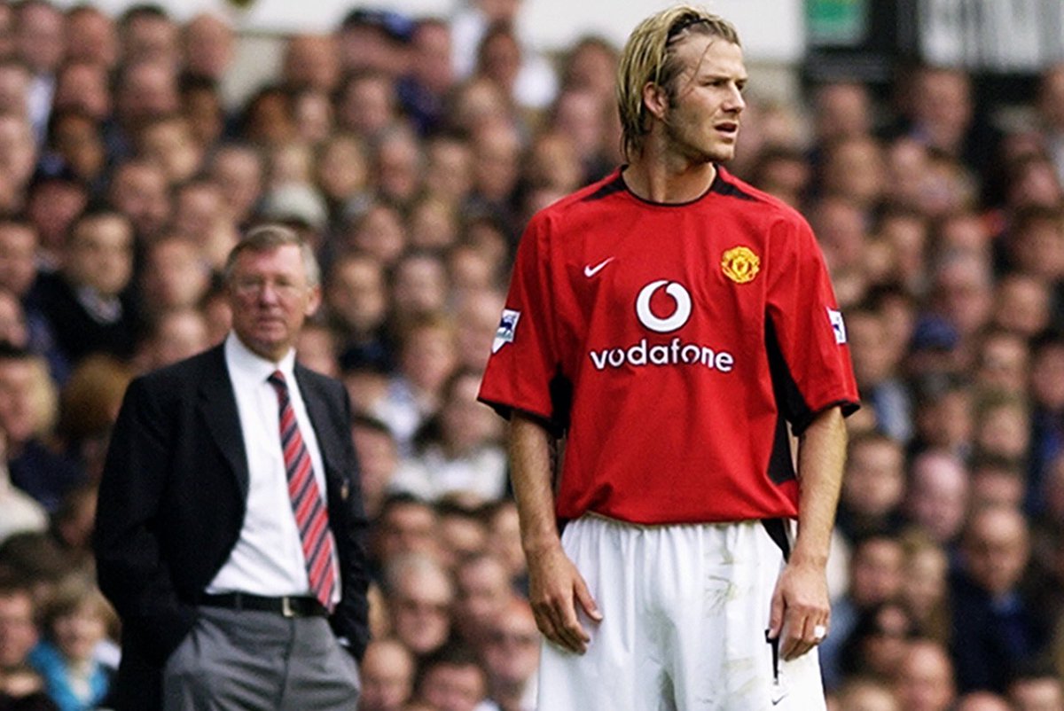 Le coup de sang En février 2003, David Beckham reçoit une chaussure dans le visage qui le blesse. Un coup signé Sir Alex qui a voulu évacuer sa frustration. Beckham s’en ira pour le Real Madrid quelques mois après !  #MUFC