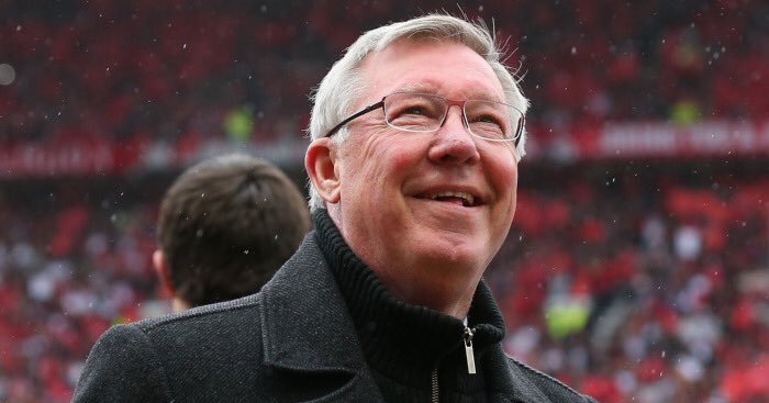 Un dernier au revoir Pour son dernier match à Old Trafford, club, joueur et supporters lui réserve un magnifique hommage ! La fin d’un règne pour le SIR qui peut repartir dignement, l’esprit tranquille d’avoir fait de Manchester United le plus grand ! 