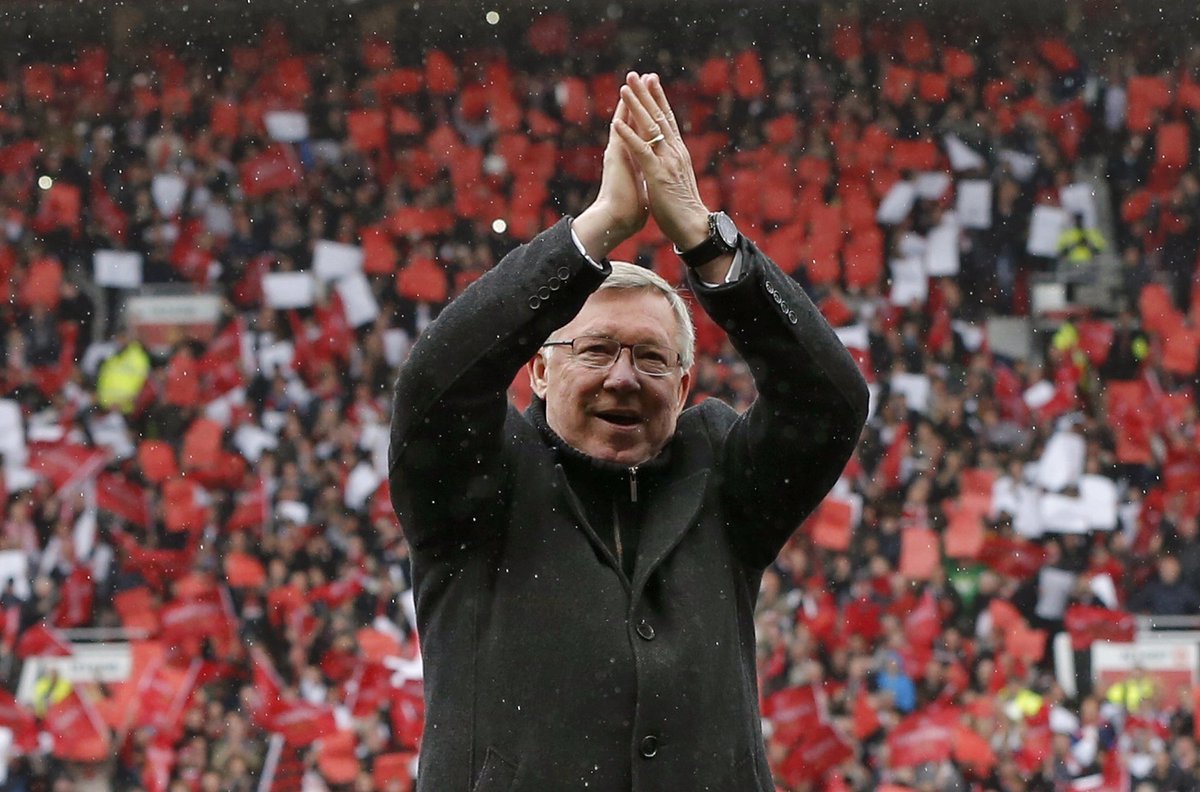 Un dernier au revoir Pour son dernier match à Old Trafford, club, joueur et supporters lui réserve un magnifique hommage ! La fin d’un règne pour le SIR qui peut repartir dignement, l’esprit tranquille d’avoir fait de Manchester United le plus grand ! 