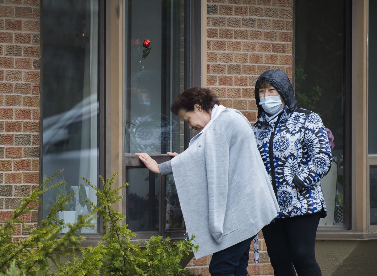5/  #COVID19 has seen cruel & harmful policies restricting family caregivers, who are essential partners in care, from entering  #LTC homes. Inexplicably, these policies continue, worsening neglect & isolation. Many people are still suffering & dying alone. https://www.theglobeandmail.com/canada/article-its-time-to-let-families-visit-long-term-care-homes/