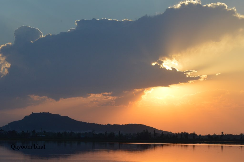 Qayoombhat3's tweet photo. Last sunset of year 2020 in Dal lake, Srinagar https://t.co/8EuW5Kqi7R