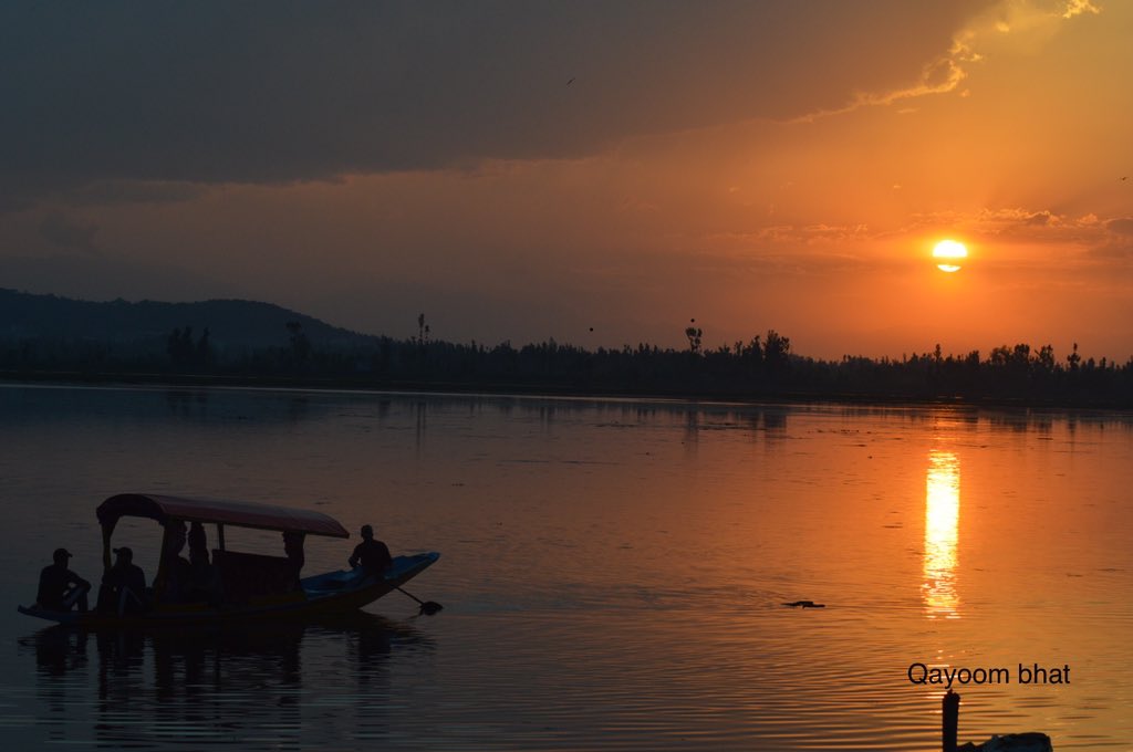 Qayoombhat3's tweet photo. Last sunset of year 2020 in Dal lake, Srinagar https://t.co/8EuW5Kqi7R