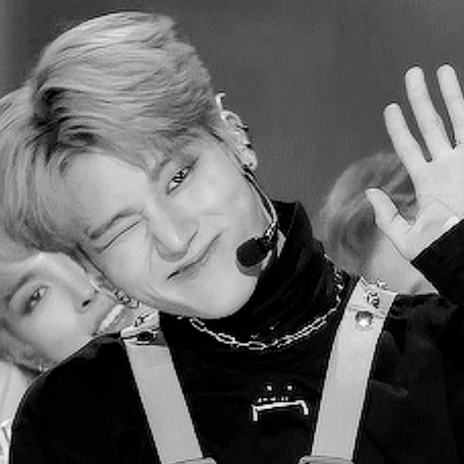 Wooyoung iconic hand gestures - a thread  @ATEEZofficial  #ATEEZ  #에이티즈
